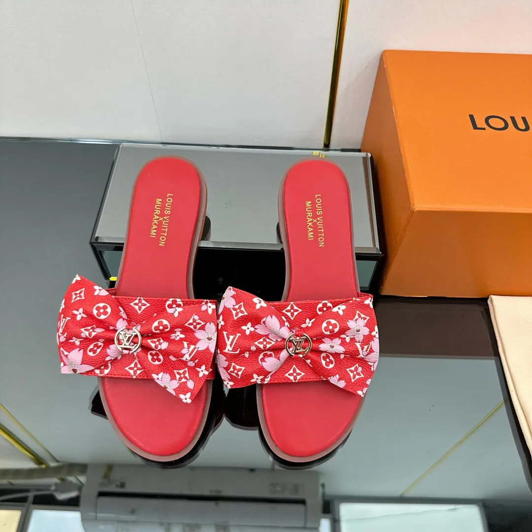 👟👟Ex-factory price 280👟👟 (available all year round) ❥V’s latest popular special material lock it series lock mop, super heavy industry launches! The golden lock on the toe is engraved with the LV letters logo 🔸Number of sizes 34-42) Welcome new and old customers to place orders in the picture above.